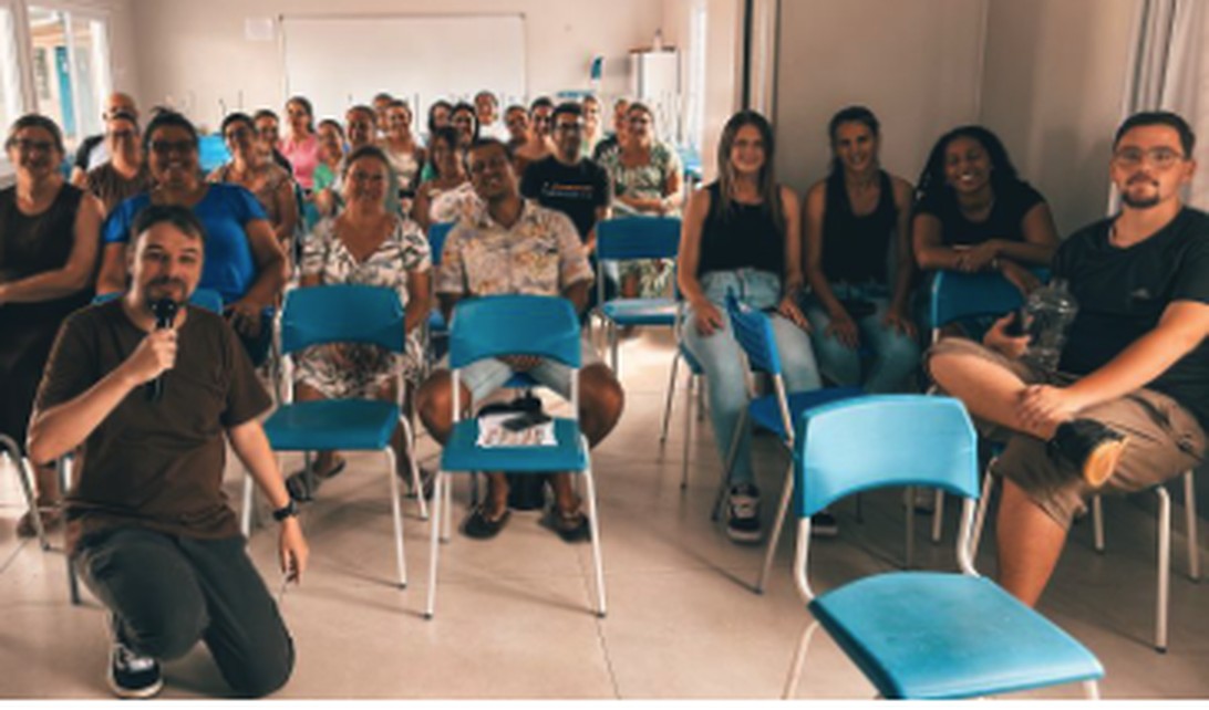 Diego Candido conduzindo o encontro sobre produtividade com IA em sala de aula para professores em Jaquirana (RS)