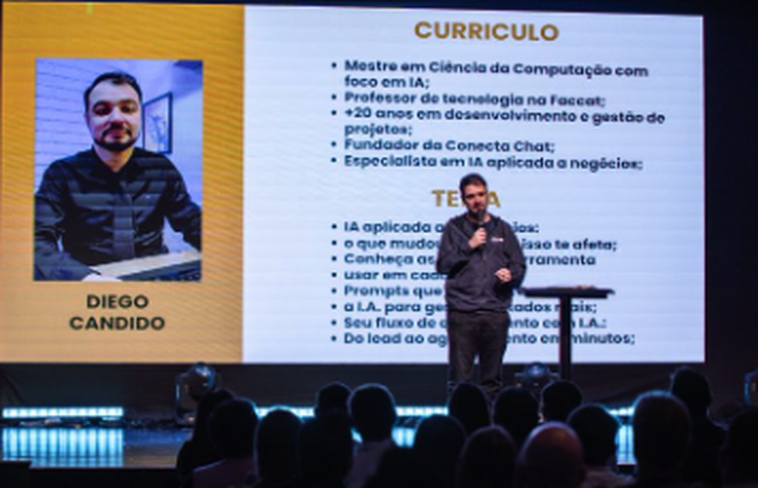 Diego Candido palestrando sobre Inteligência Artificial aplicada a vendas e negócios para uma plateia em auditório