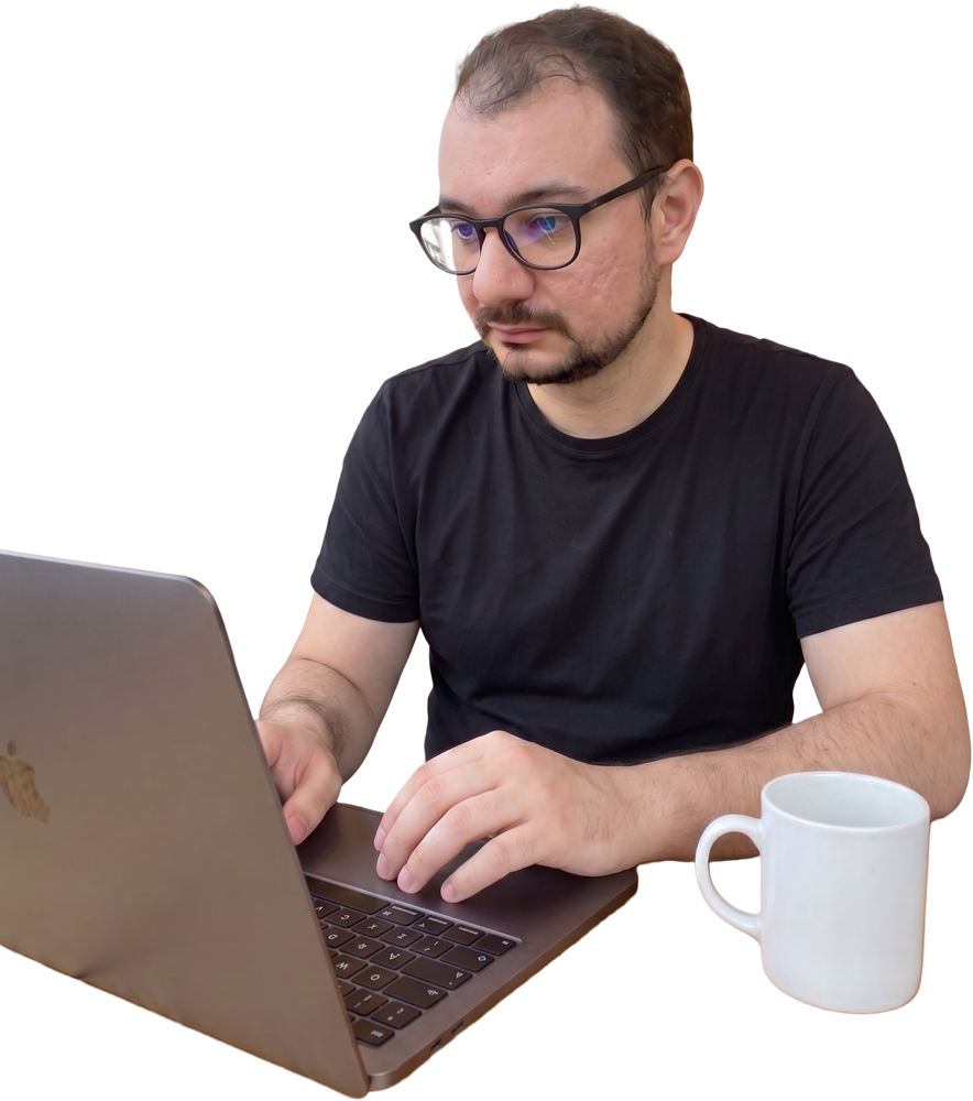 Diego Candido trabalhando no notebook